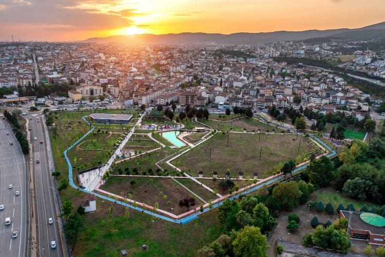 Derince Millet Bahçesi’nde temizlik çalışması